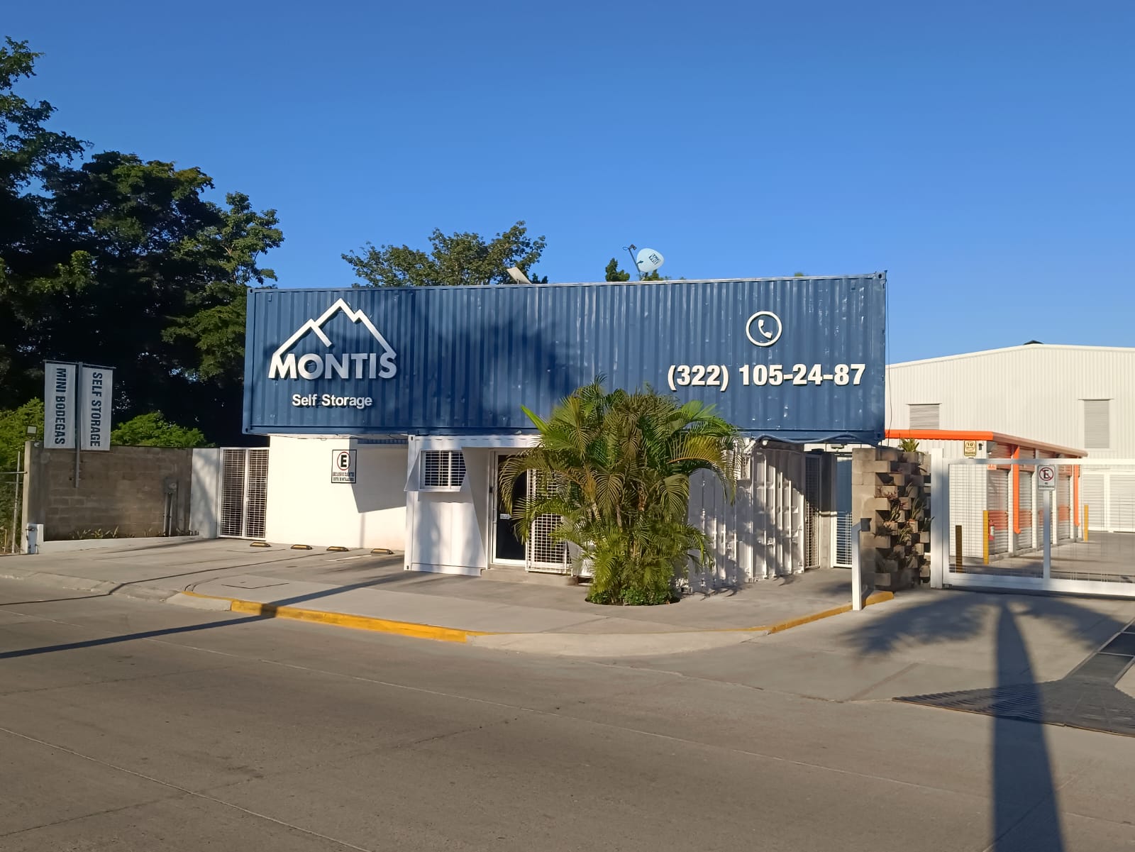 Fachada de Montis Self Storage en Puerto Vallarta